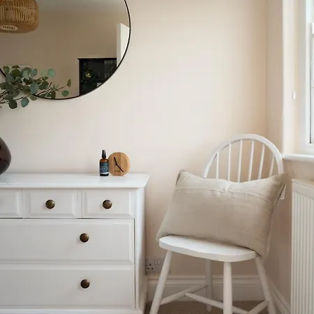 Stylish Two Bedroom - In Town Centre