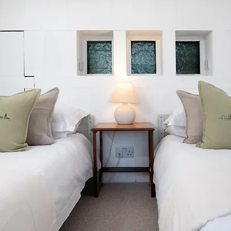 Stylish Two Bedroom - In Town Centre Apartament *