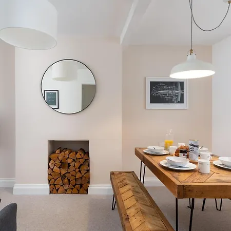 Stylish Two Bedroom - In Town Centre