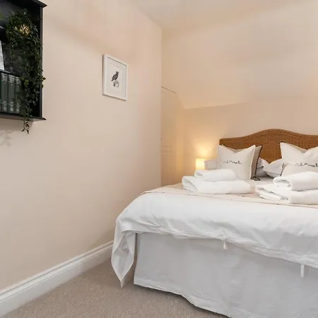 Stylish Two Bedroom - In Town Centre Apartment