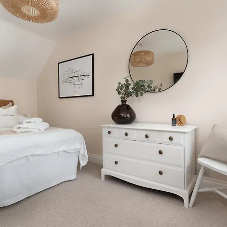 Apartment Stylish Two Bedroom - In Town Centre *
