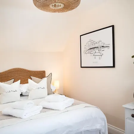 Stylish Two Bedroom - In Town Centre St Ives