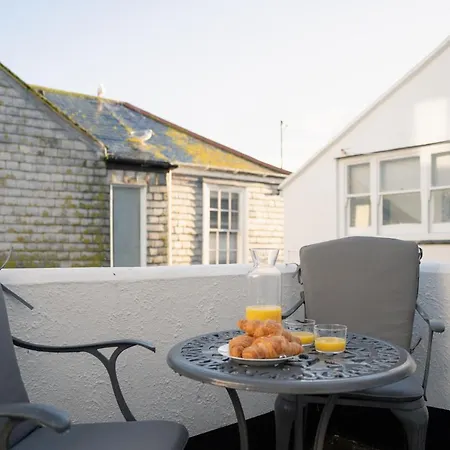 Apartment Stylish Two Bedroom - In Town Centre