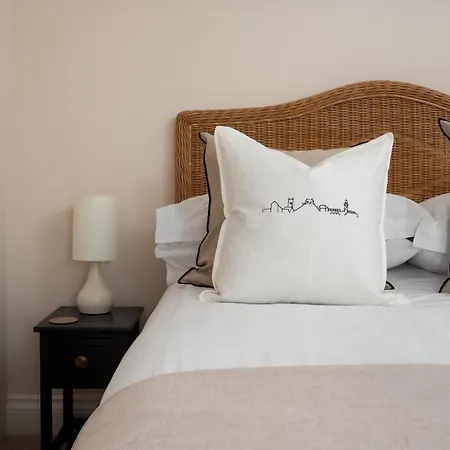 Stylish Two Bedroom - In Town Centre Apartment