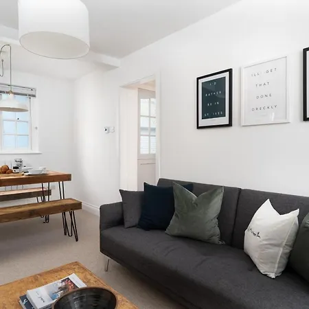 Stylish Two Bedroom - In Town Centre