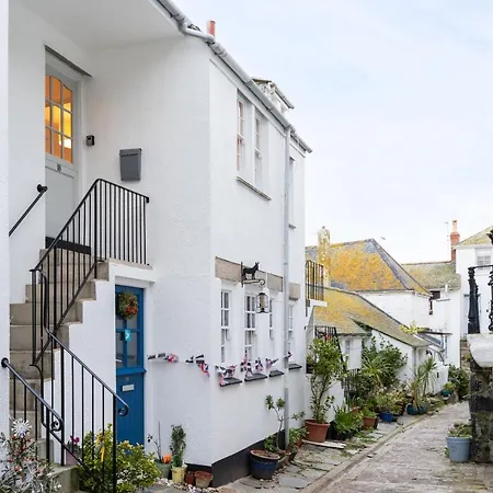 Apartment Stylish Two Bedroom - In Town Centre *