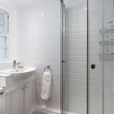 Stylish Two Bedroom - In Town Centre *