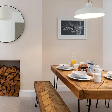 Stylish Two Bedroom - In Town Centre *