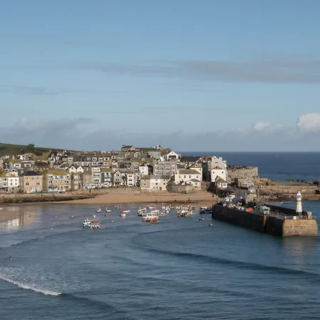 Stylish Two Bedroom - In Town Centre * St Ives