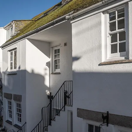 Stylish Two Bedroom - In Town Centre *