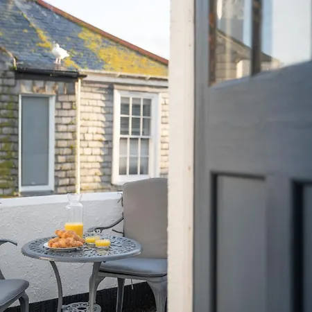 Stylish Two Bedroom - In Town Centre Apartment